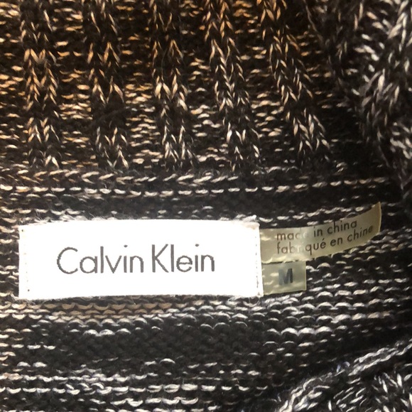 Calvin Klein Short Sleeved Sweater. Size medium - Picture 4 of 7